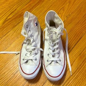 White converse Chuck Taylor’s